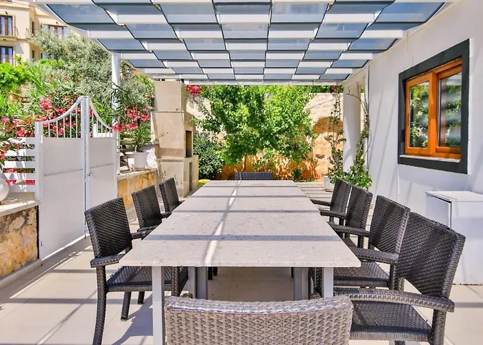 4 Bedroom 4792 *