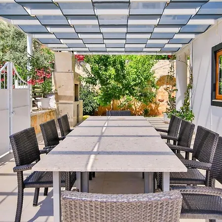 4 Bedroom 4792 *